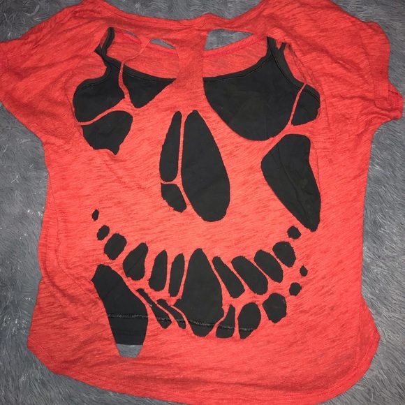 ☠️oversized woman’s red skull cut out shirt 💀 - Picture 3 of 5